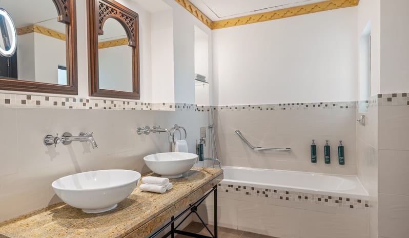 Family Room Pool View(4)